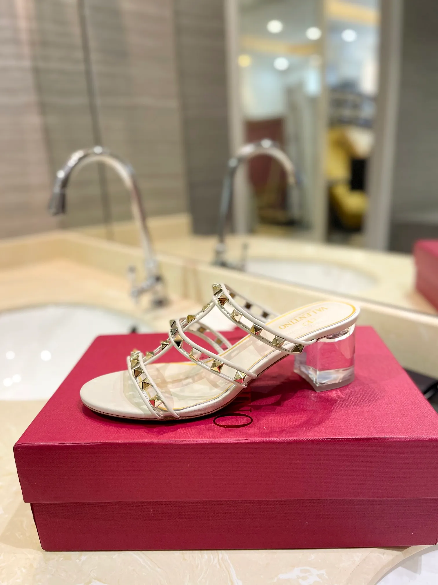 👟👟Ex-factory price 500👟👟 𝑉𝐴𝐿𝐸𝑁𝑇𝐼𝑁𝑂 Valentino ♡ͥ | ²º²⁴💫Purchasing agent level🔍Same color The classic king-shaped slippers with crystal heels are also so beautiful The particularly high-quality hardware brings out a full sense of high-end. After putting it on your feet, you will be stunned and look super slim! The new season lives up to expectations! Worth buying ★Imported cowhide is absolutely high-grade ❥Original method is absolutely sensual ❥Elegant style creates a different feeling🙈 Simple temperament style!  ♡ show bdetails ———————————— ⊿▸: Size｜35-40 (customized at 40.41.42) ⊿▸: Material｜Imported sheepskin + Pvc ⊿▸: Material | Padded sheepskin ⊿▸: Material | Italian🇮🇹 genuine leather outsole ⊿▸: Heel height｜6cm